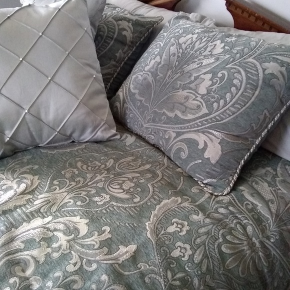 Croscill Queen size Bedding Set- Gabijel - Picture 4 of 5